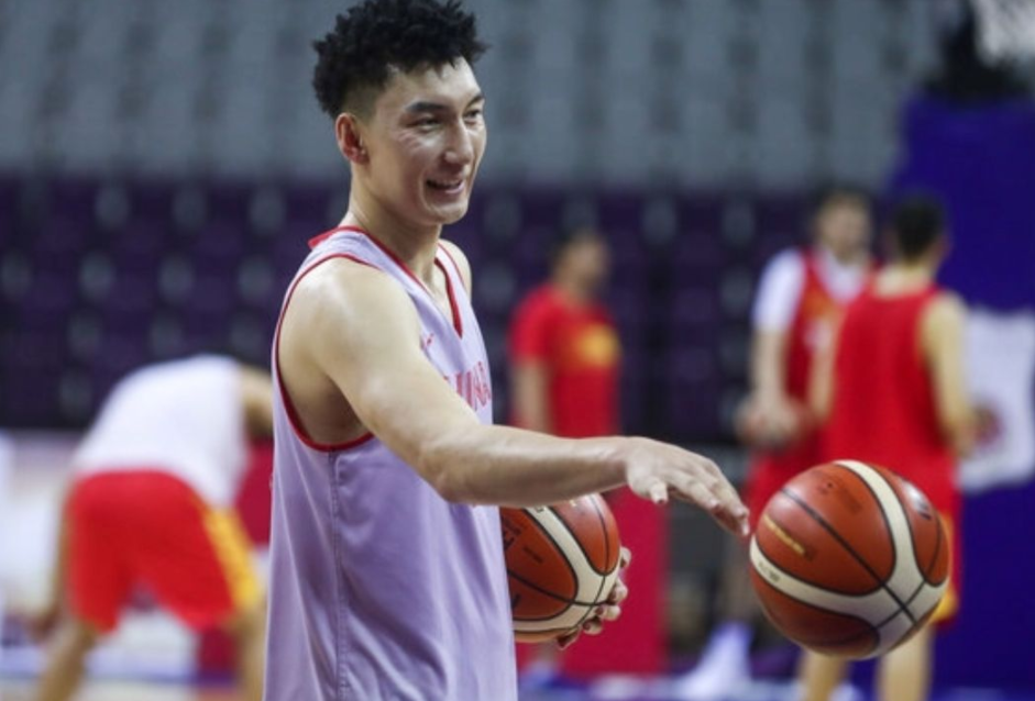 拜仁慕尼黑训练开放日，转会期遗憾出局引欢呼，CBA常规赛在即，医务组通报恢复的简单介绍